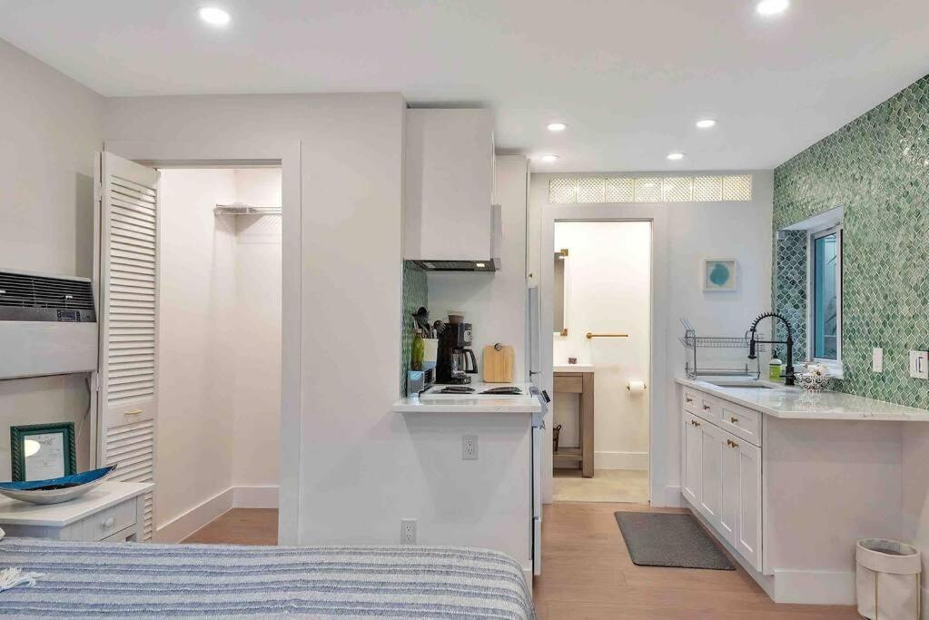 Charming Studio W Pool One Mile To Beach Pets Welcome Lake Worth Beach Esterno foto