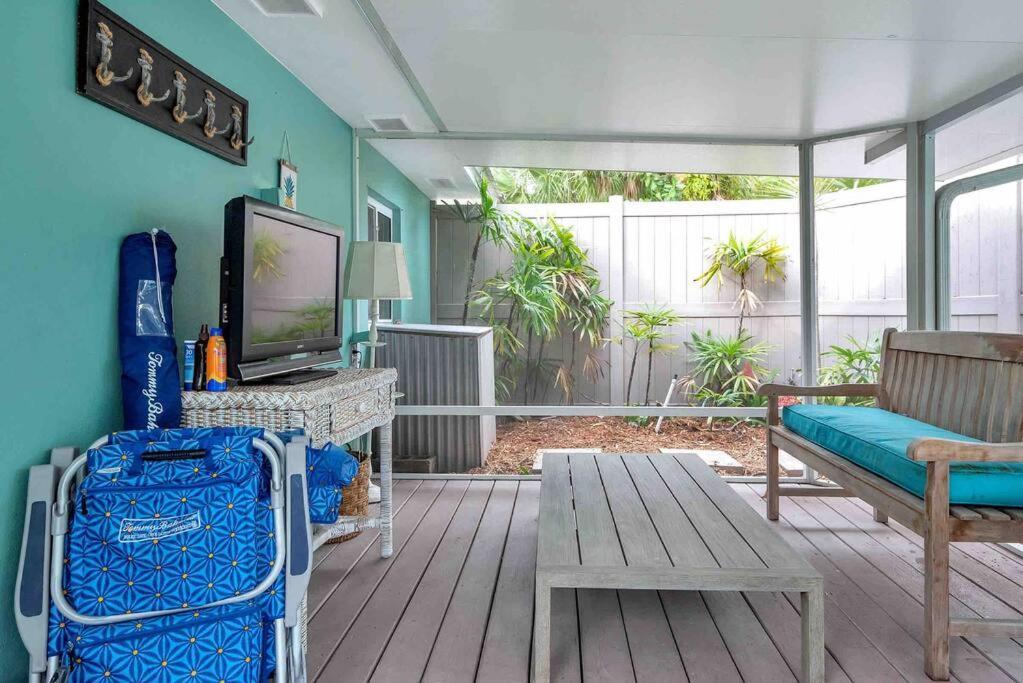 Charming Studio W Pool One Mile To Beach Pets Welcome Lake Worth Beach Esterno foto