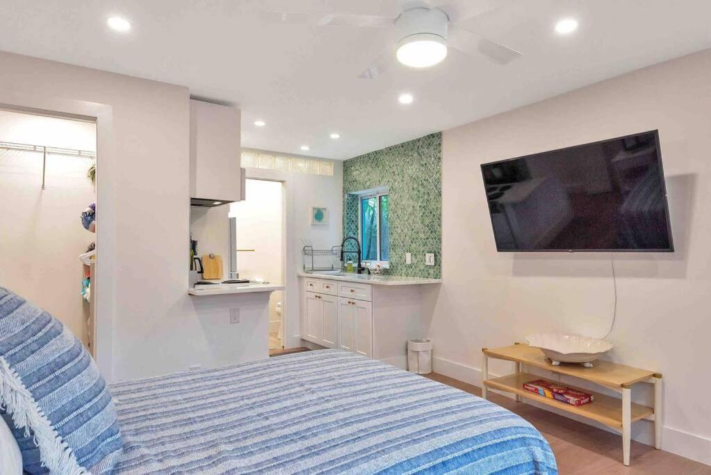 Charming Studio W Pool One Mile To Beach Pets Welcome Lake Worth Beach Esterno foto